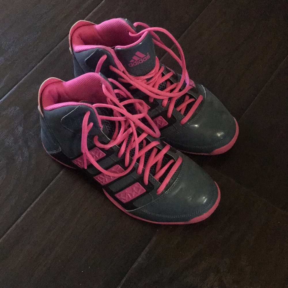 Women’s Adidas basketball shoes great cond size 6